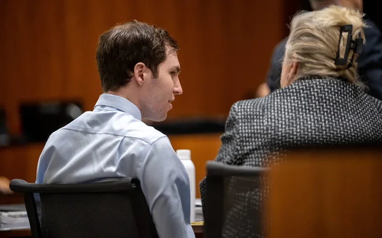 Equipe de defesa no caso do assassinato de Charlie Kirk afirma que as câmeras do tribunal estão influenciando injustamente o processo