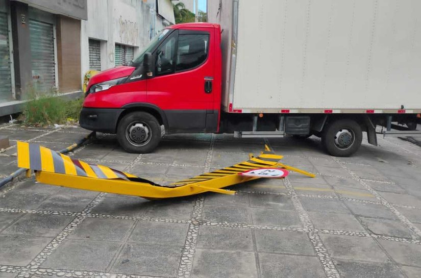 Mesmo com proibição de tráfego de caminhões, motorista destrói sinalização na Afrânio Lages