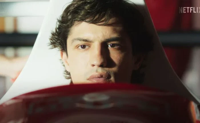 A minissérie mostra o ator Gabriel Leone como Senna