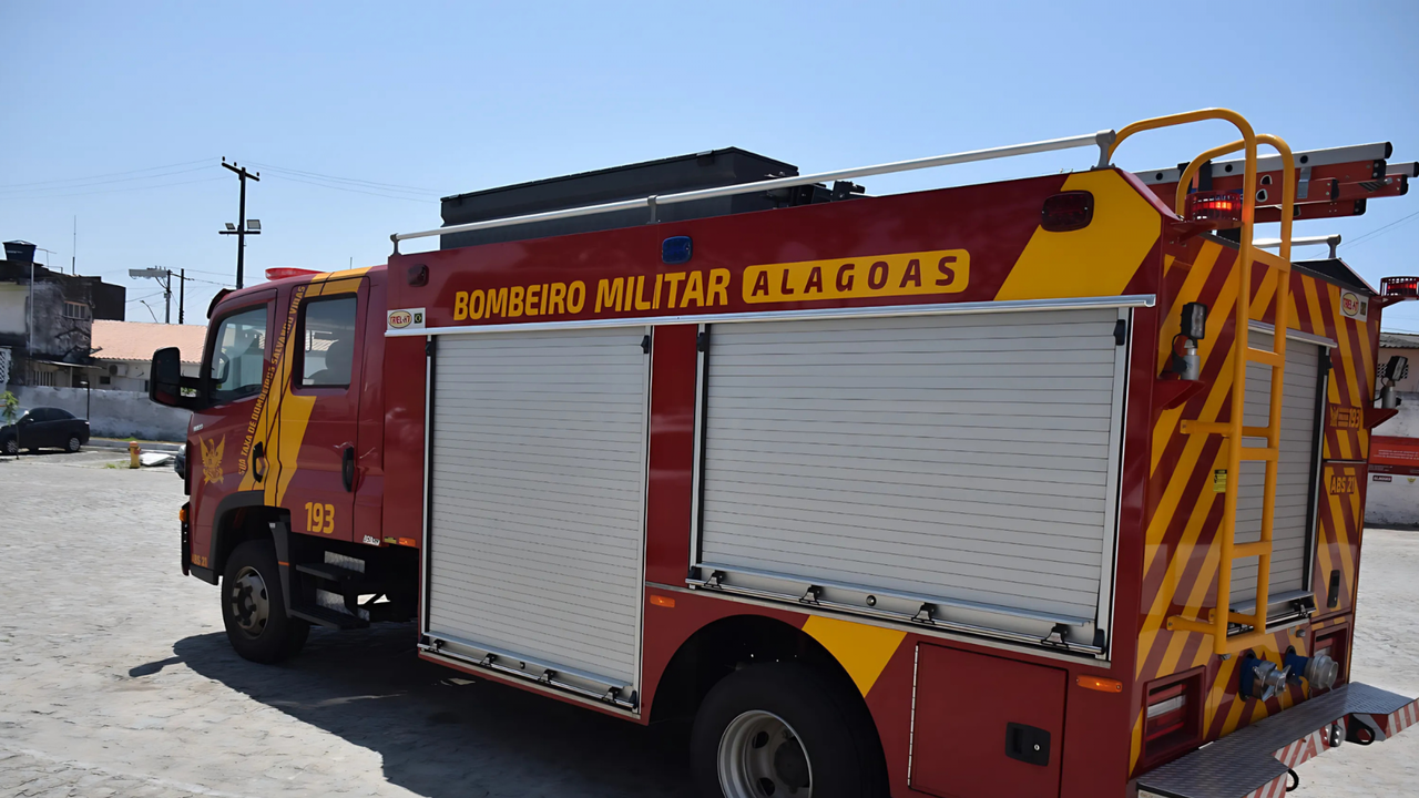 Tombamento de carreta com combustível mobiliza Bombeiros em Marechal