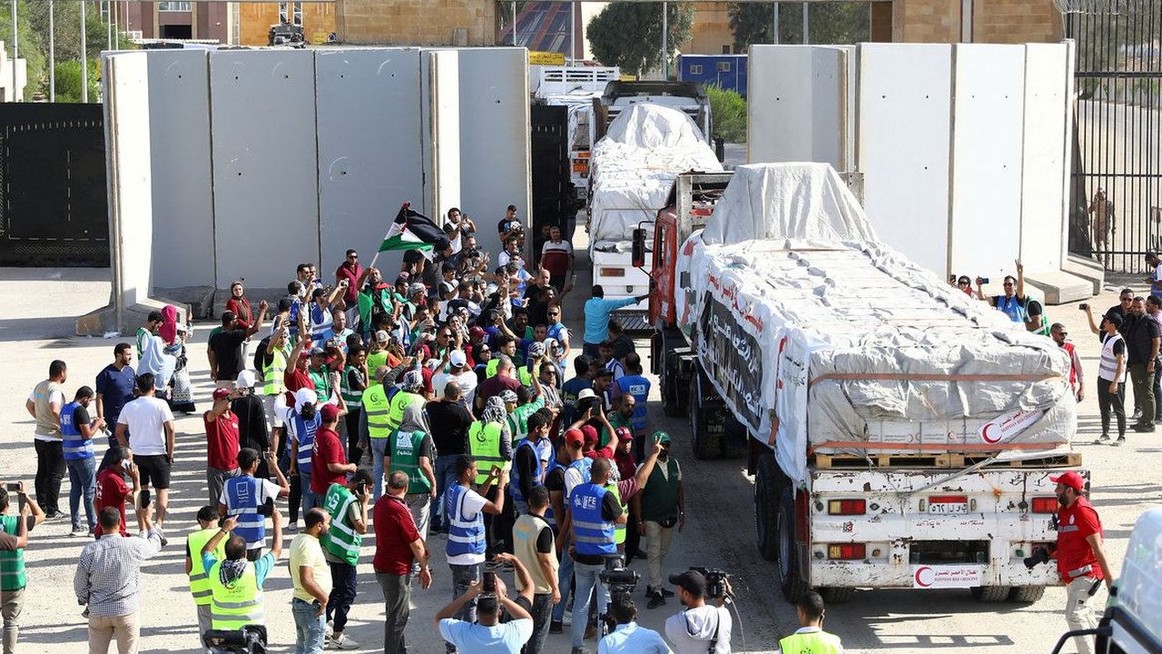 Caminhões com ajuda humanitária a palestinos voltam a chegar em Gaza