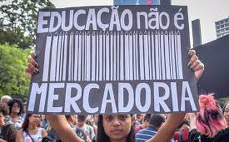 A educação que não educa