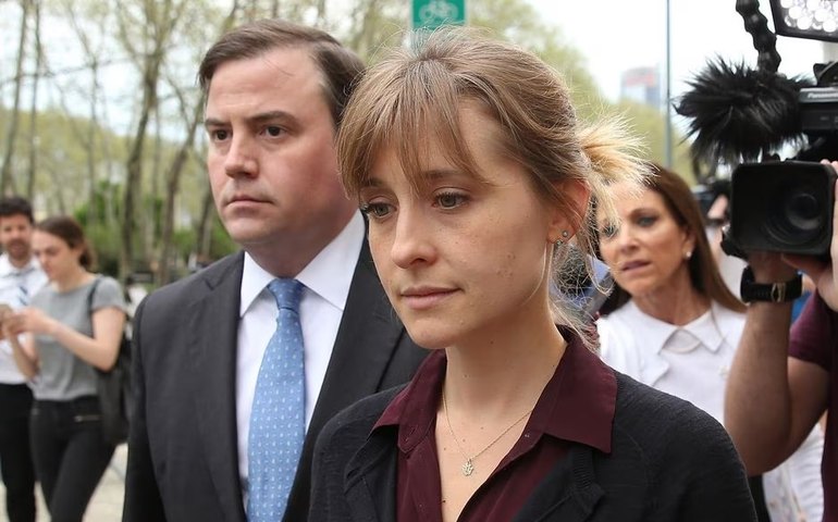 Allison Mack, de 'Smallville', deixa a prisão após dois anos detida