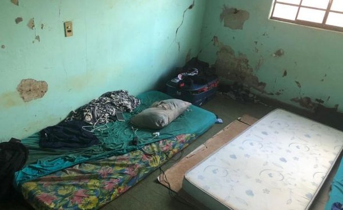 No alojamento não havia camas ou armários No alojamento não havia camas ou armários