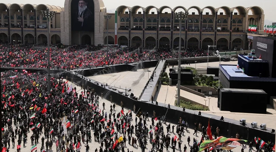 Terceiro dia de funeral de Ali Khamenei mobilizou multidão em Teerã