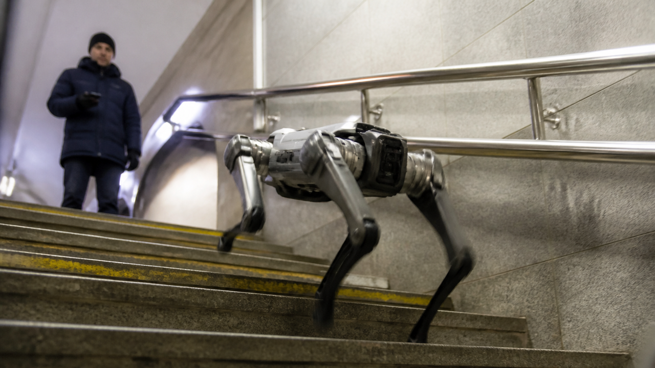 Surpresa na passagem subterrânea em Moscou: cão robô sobe as escadas com velocidade