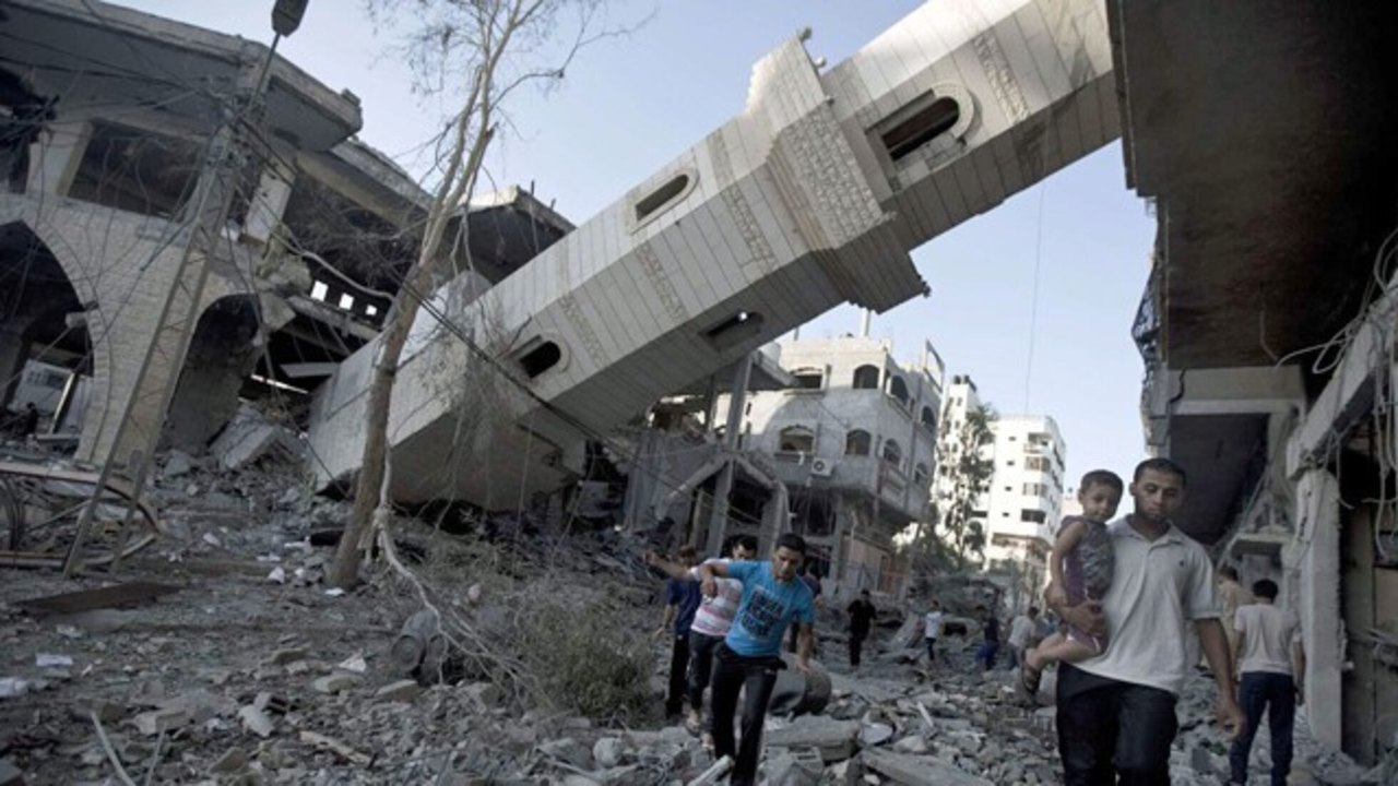 Vídeo mostra momento em que bomba israelense cai perto de escola da ONU em Gaza; assista 