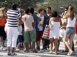 Leonardo Miggiorin é cercado por fãs