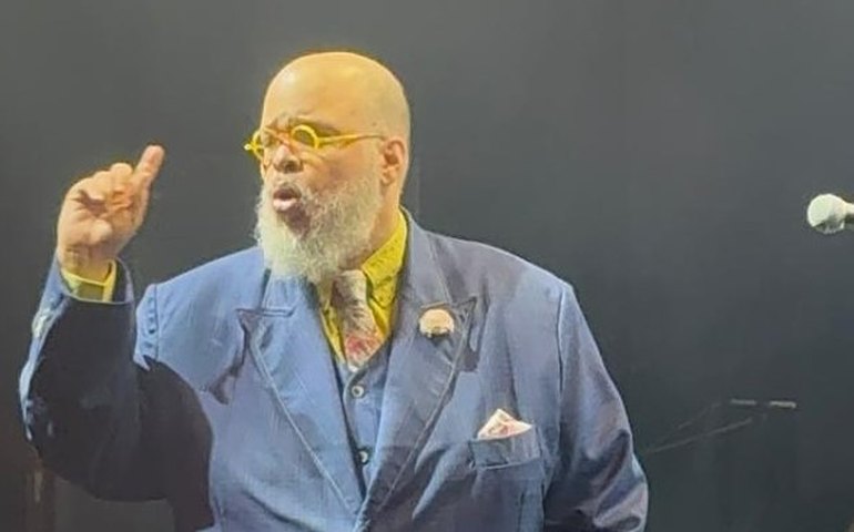 Ed Motta grita e xinga roadie durante show: 'Sai de perto!'