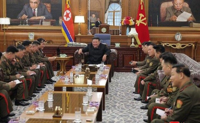 Kim Jong-un se reúne com altos comandantes que participaram da libertação de Kursk, na Rússia