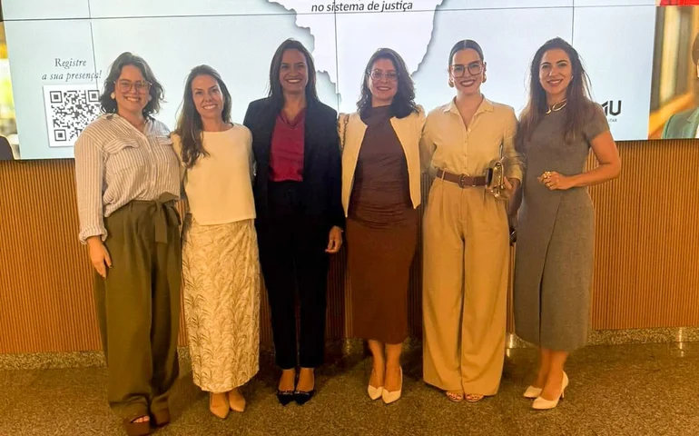 Juíza Priscilla Cavalcante debate sobre o cuidado com a vítima de violência de gênero em Fórum Internacional