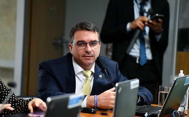 Flávio Bolsonaro nega impacto de perseguição armada de Zambelli no resultado da eleição: 'É 100% alinhada conosco'