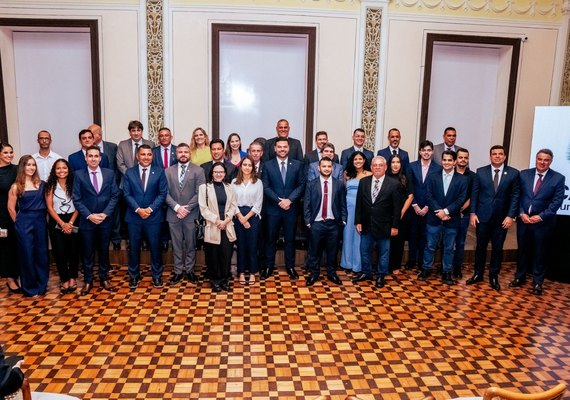 Câmara Municipal faz história e empossa 17 servidores aprovados em concurso público