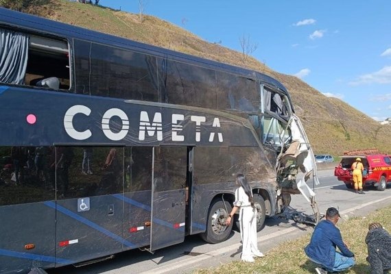 Quatro mortos e 31 feridos em acidente entre ônibus em Minas Gerais