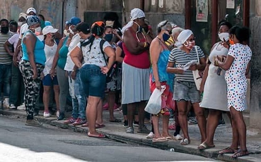 Centenas de pessoas protestam em Cuba contra apagões e escassez de alimentos