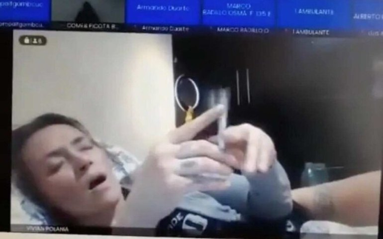 Juíza é suspensa por aparecer seminua e fumando durante audiência virtual