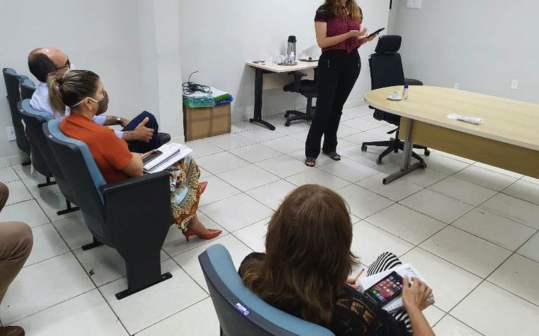 Deputada cobra regulamentação do Fundo Estadual de Combate ao Câncer, em evento da saúde