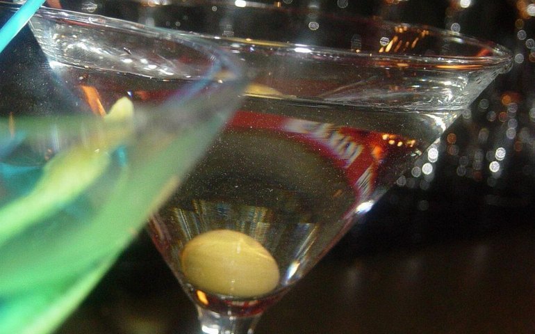 Câmara aprova projeto que torna crime hediondo falsificação de bebida com metanol