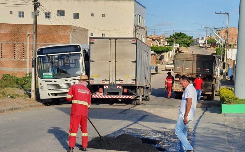 Prefeitura de Anadia antecipa 13º salário dos profissionais da educação e credita 1/3 de férias