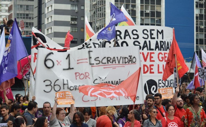 Protesto na Paulista reúne trabalhadores contra escala 6x1 e defende PEC da redução da jornada