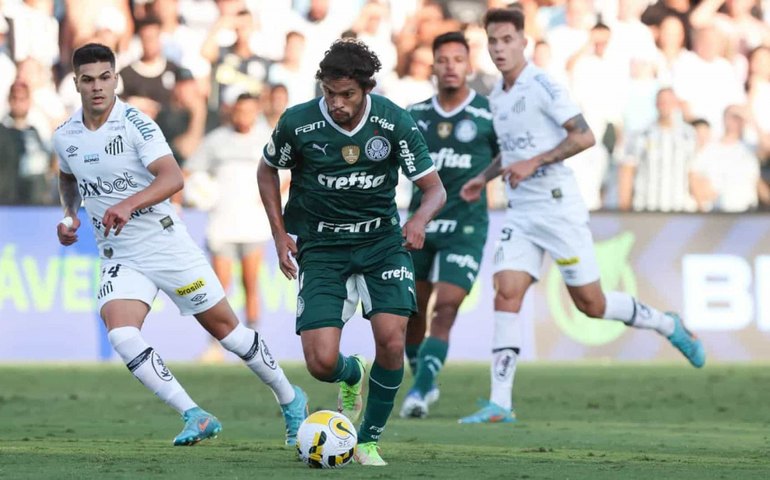 Palmeiras supera pênalti perdido por Veiga e ganha 6º jogo seguido do Santos