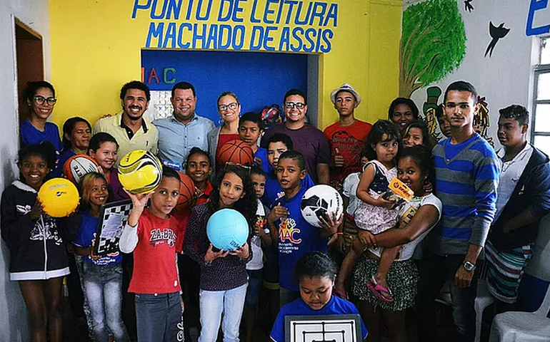Prefeitura de Delmiro Gouveia entrega material esportivo para adolescestes e crianças do Mac