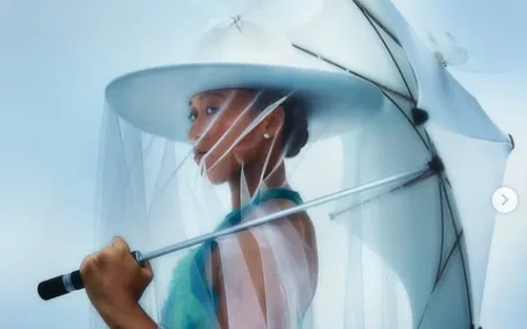 Naomi Osaka faz entrada triunfal e vence na estreia do Australian Open