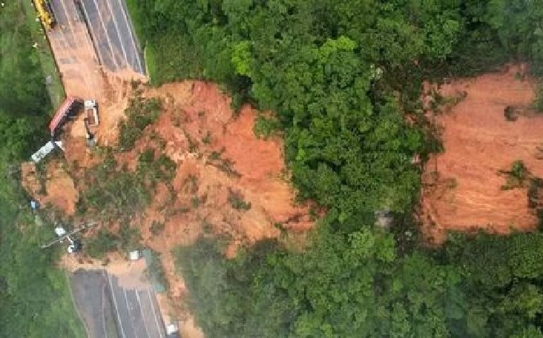 Após 50 horas de buscas, equipes de resgate chegam a carros soterrados no Paraná