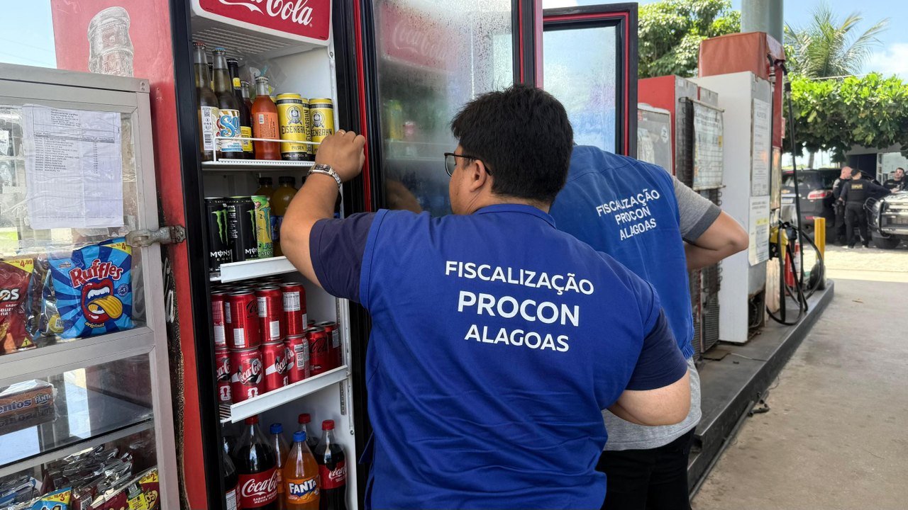 Procon-AL autua postos de combustíveis e apreende produtos vencidos em operação
