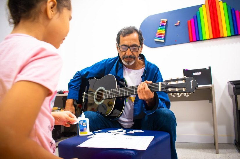 Musicoterapia fortalece desenvolvimento de crianças com TEA e aproxima famílias na Casa do Autista de Maceió