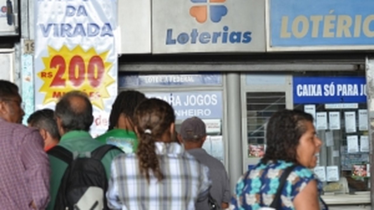 Sonho de ser milionário em 2014 leva milhares de apostadores às casas lotéricas