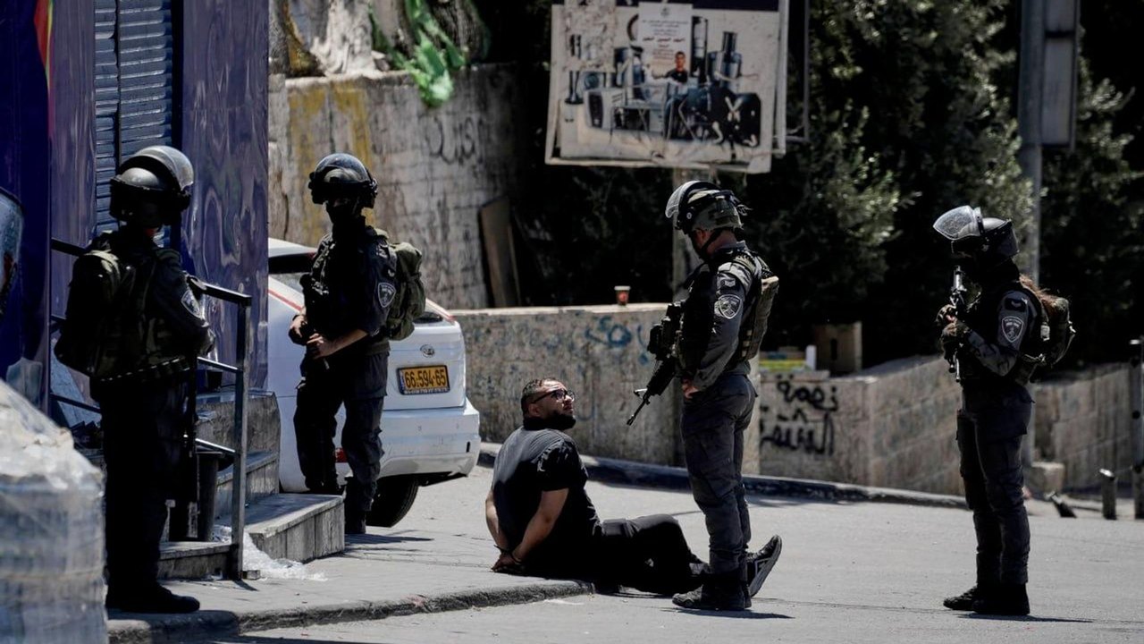 Incursão de polícia israelense prende morador palestino
