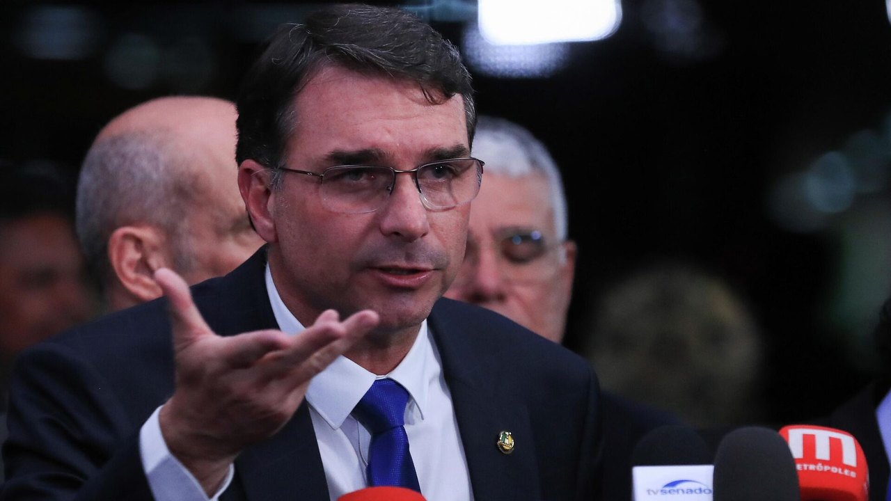 Flávio Bolsonaro rebate suspeitas sobre relação com Vorcaro e pede CPI do Master