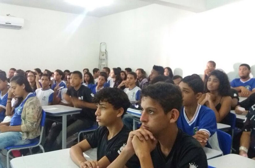 Esmal aborda direitos e deveres de alunos em palestra em escola municipal