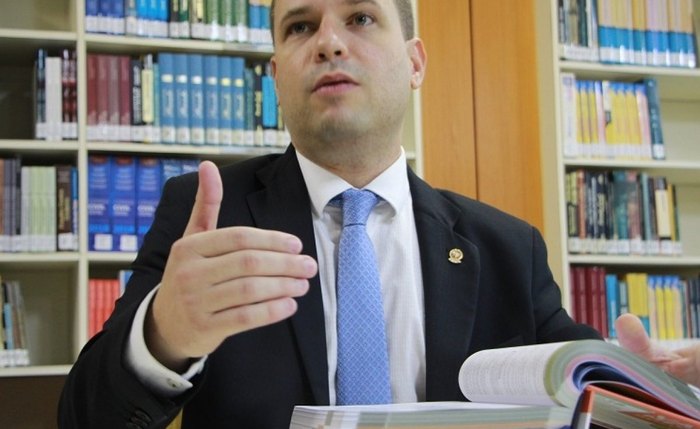 Promotor de justiça da cidade, Ary Lages