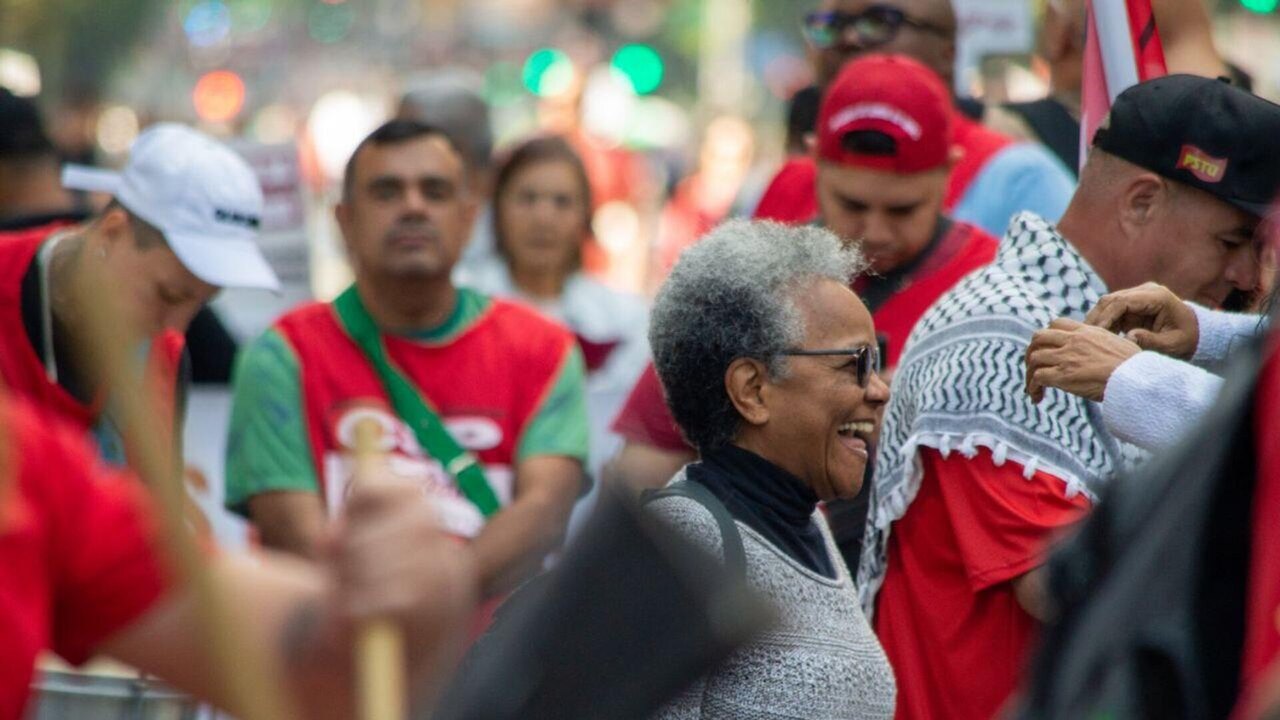 Dia do Trabalhador tem atos pelo país e manifestantes protestam contra jornada 6×1 (VÍDEOS, FOTOS)