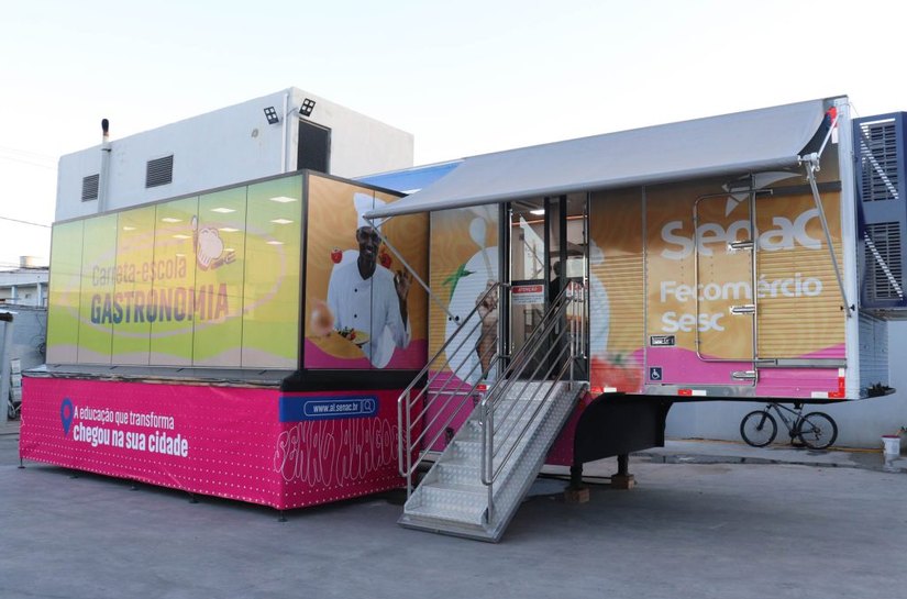 Carreta-Escola do Senac e Supermercado Jomart oferecem oficinas de Gastronomia e serviços de beleza gratuitos em Arapiraca