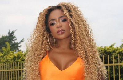 Taróloga Natalia Sagrada revela caminhos espirituais e desafios no futuro de Cariúcha