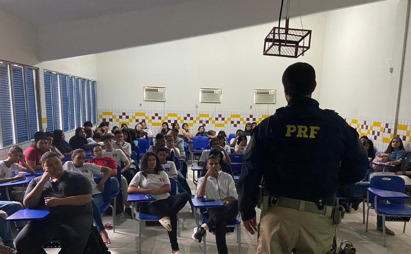 PRF/AL promove palestra sobre prevenção de acidentes no trânsito em escola, no interior de Alagoas