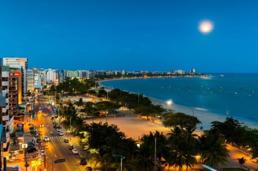 Com opções de lazer ao ar livre, orla de Maceió é um resort urbano