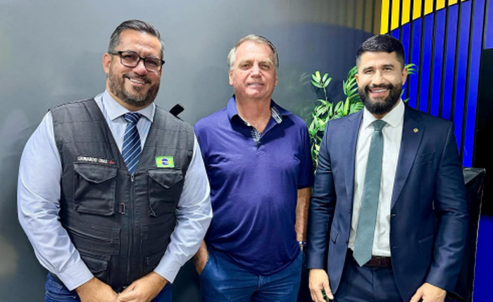 Leonardo Dias e Fábio Costa com Jair Bolsonaro em novembro de 2024