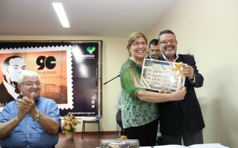 Arapiraca: Célia assina construção de escolas e lança selo comemorativo