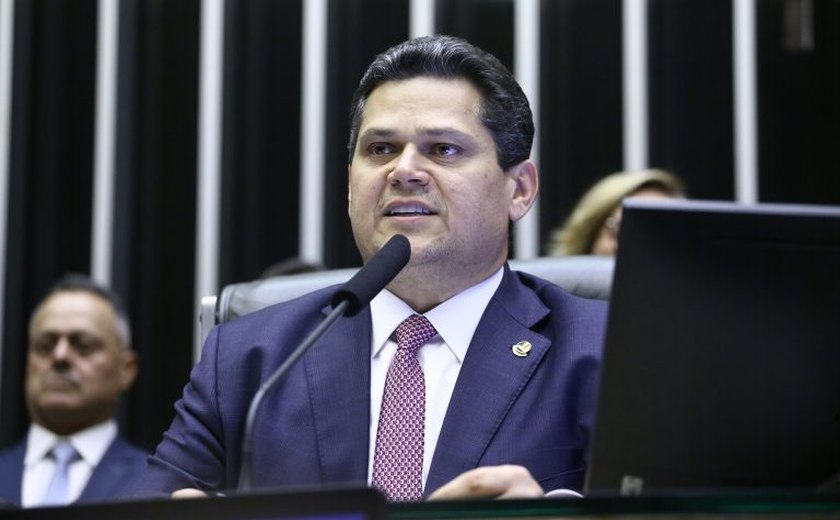 Alcolumbre diz que vai ler só em junho requerimento para criar CPMI do INSS