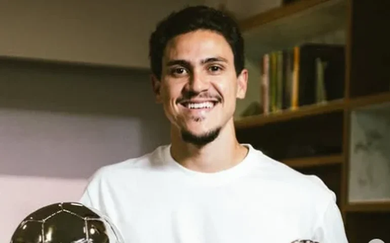 Pedro volta a treinar com bola e anima torcida do Flamengo no Catar