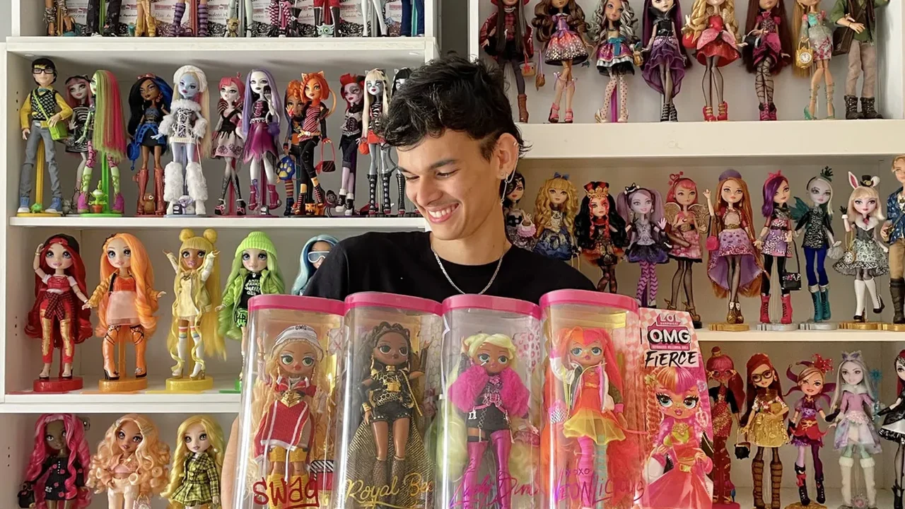 Jovem tranca a faculdade para se dedicar à restauração de coleção com quase 400 bonecas e ganha legião de seguidores