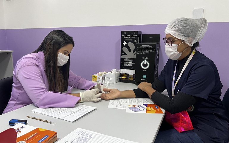 Sala Lilás do HGE promove ação contra o câncer de colo de útero com a oferta de testes rápidos