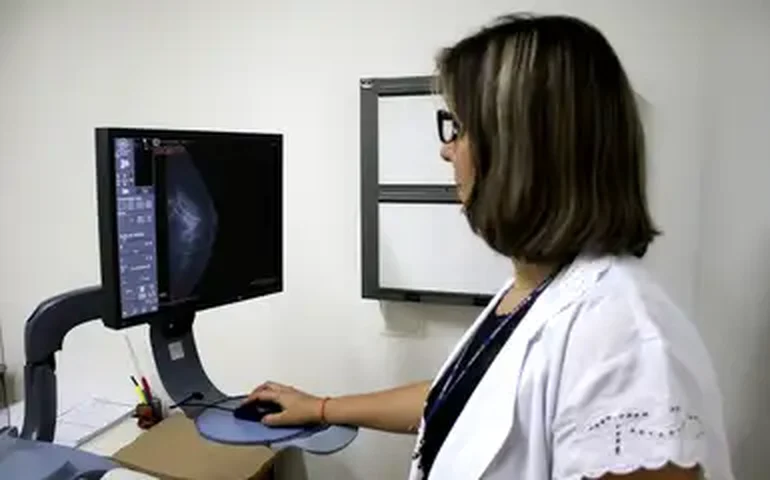 Quadra da Beija-Flor recebe mamógrafo móvel para exames gratuitos