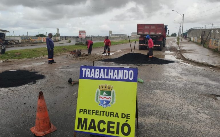 Prefeitura segue com serviço de manutenção de vias na capital