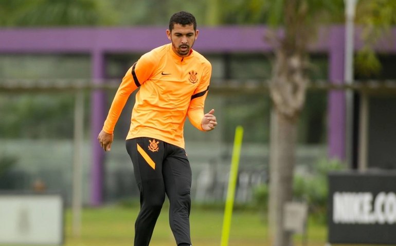 Bruno Melo deve ser o lateral esquerdo do Corinthians no duelo com Santos na Vila