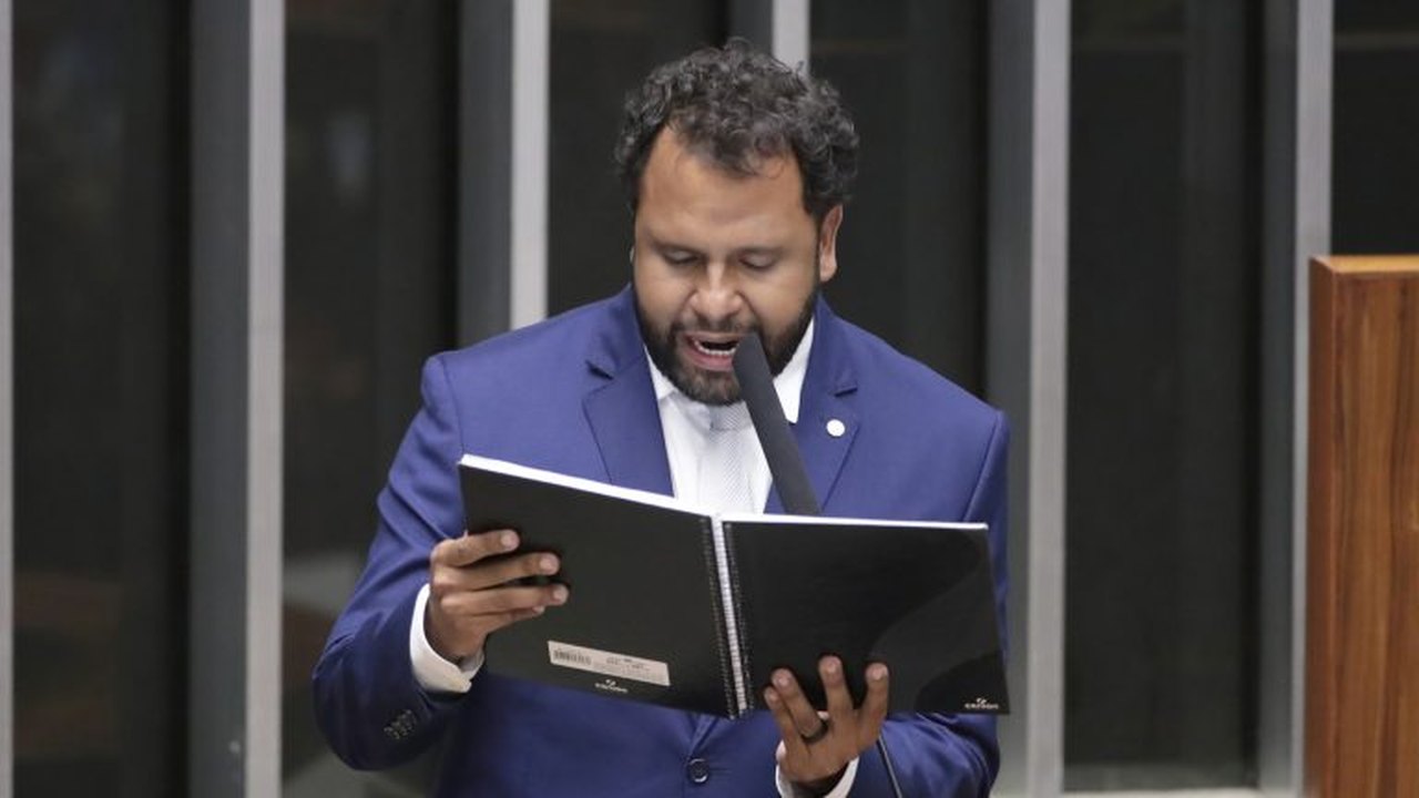 Pastor Henrique Vieira diz que criação de bancada cristã na Câmara é 'retrocesso civilizatório'